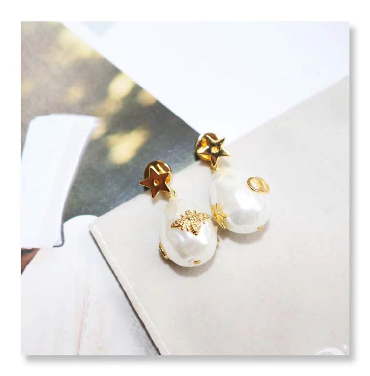 CD 2018 BEE PEARL EARRINGS