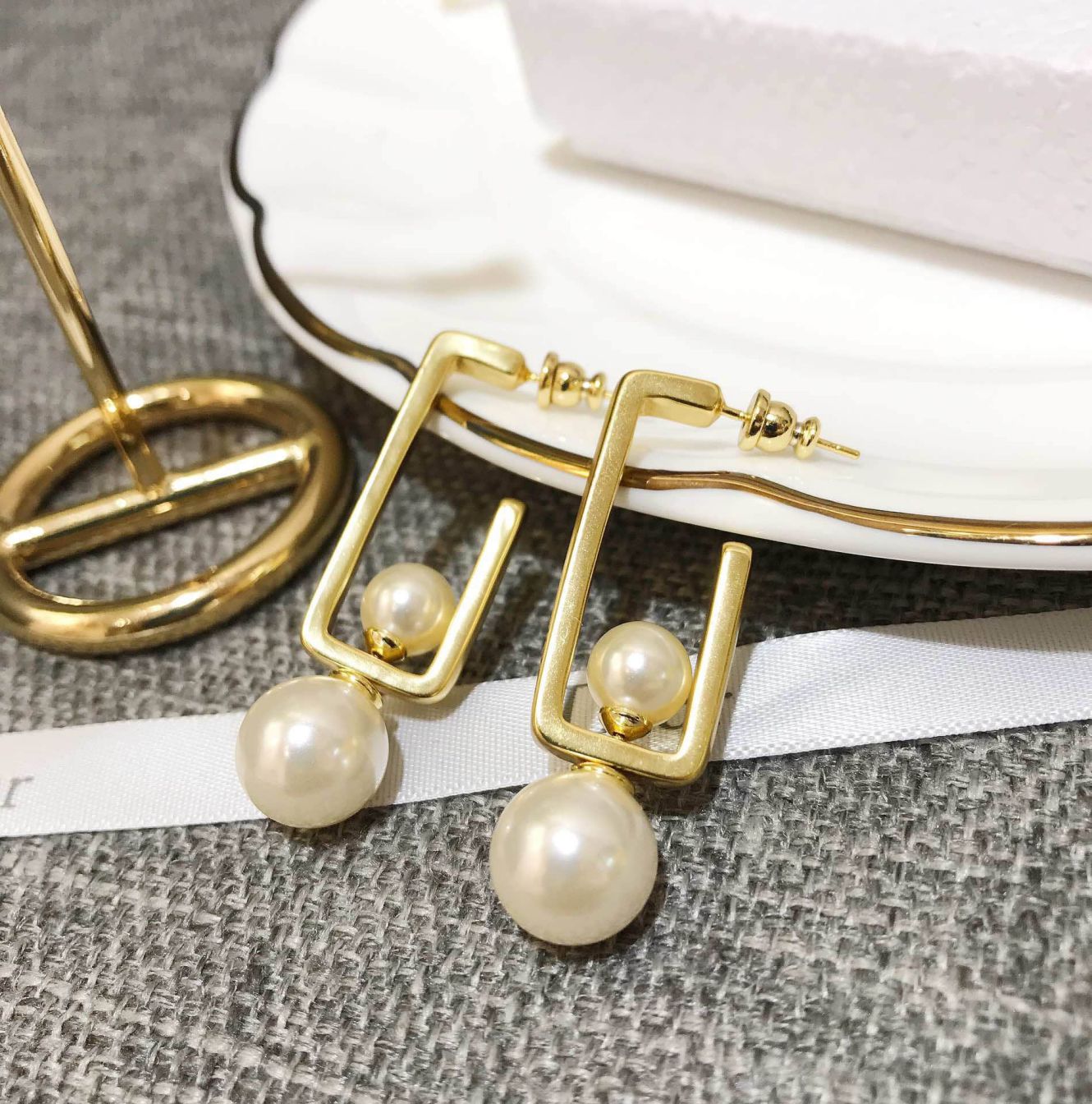 CD 18 PEARL EARRINGS