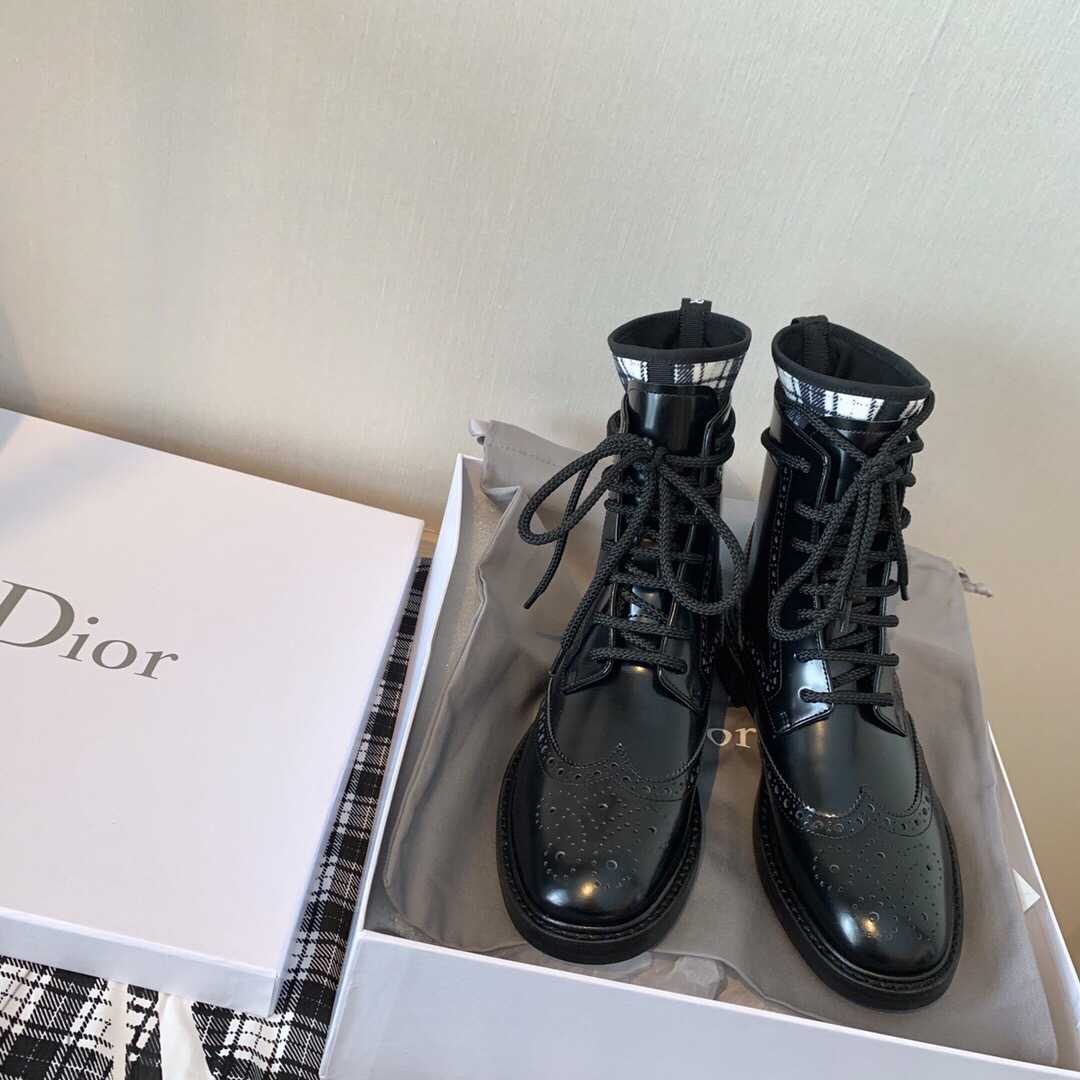 19 CD MARTIN BOOTS