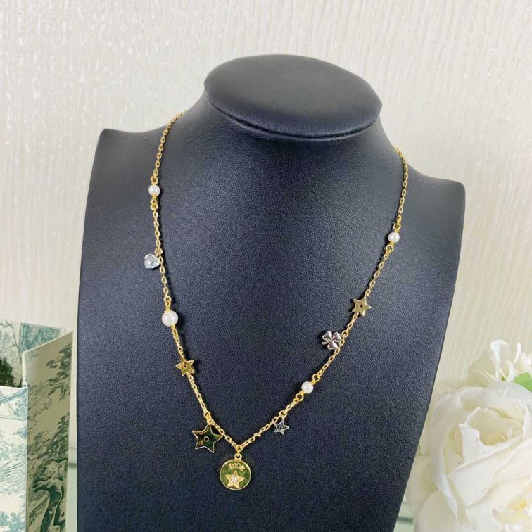 19 CD BEE NECKLACE