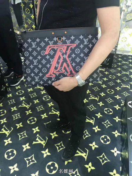 LV Upside Down Pochette Apollo M62905 Clutch Bags