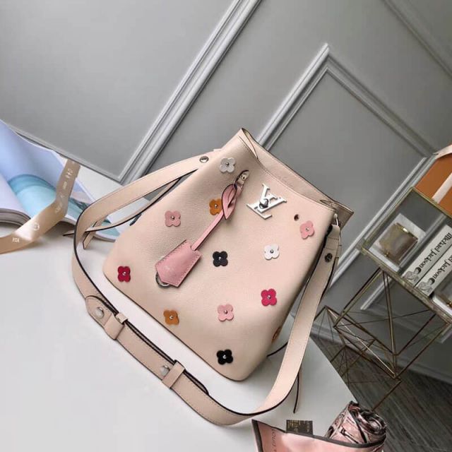 LV Bucket Bags 18 Lockme Bucket M53081