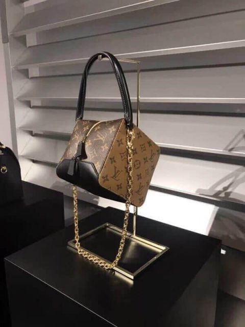 LV Shoulder Bags 2018 Square bag M43589