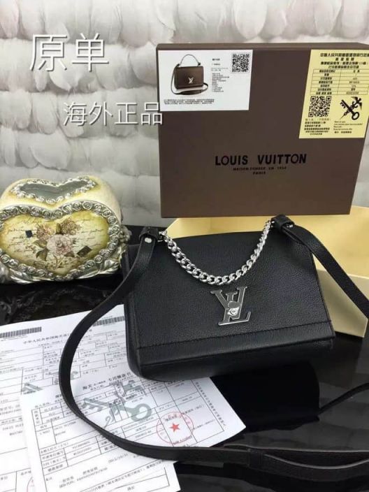 LV Shoulder Bags M51200