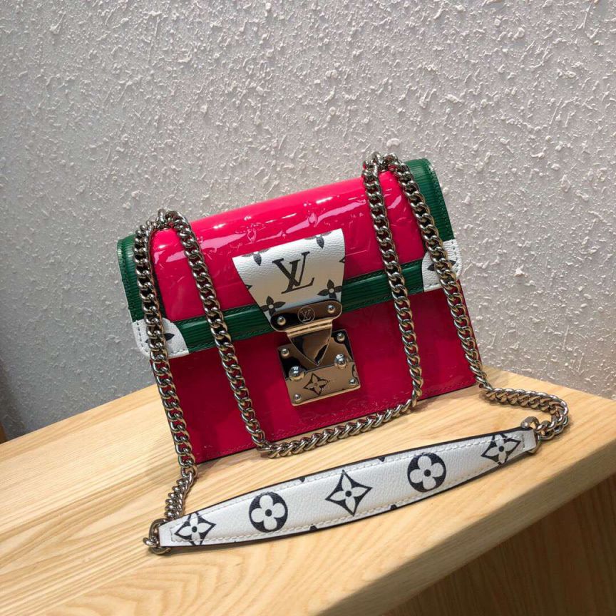 LV Shoulder Bags 2019 Patent Leather Wynwood M90443