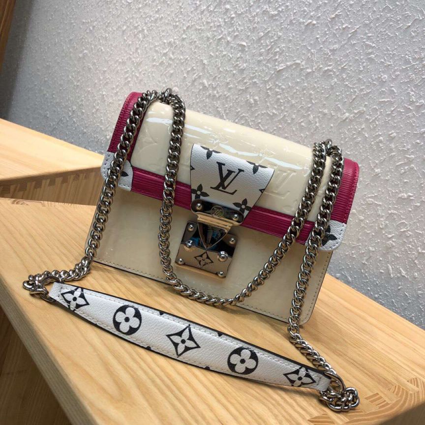 LV Shoulder Bags 2019 Patent Leather Wynwood M90442