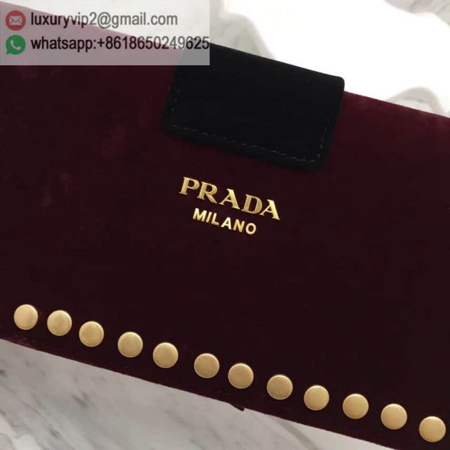 luxury deals: prada outlet