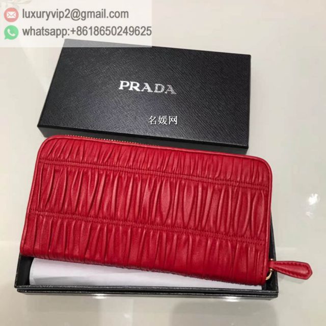 luxury deals: prada outlet