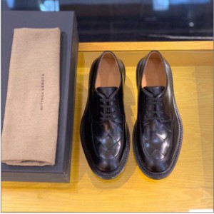 Dior select cowhide to make men's Derby Shoes