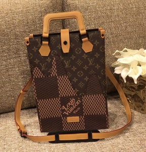 2020 AW LV men's onthego pedigree trumpet organ bag